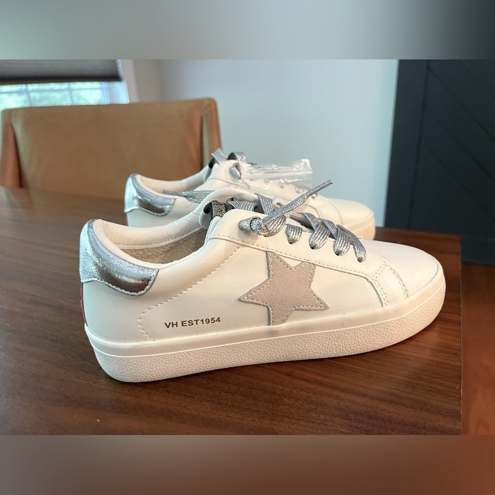 NEW with tags Size 7 White Leather Vintage Havana “Lucy” with a small platform